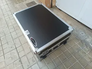 Flight case de DJ nuevo con ruedas y con bandeja