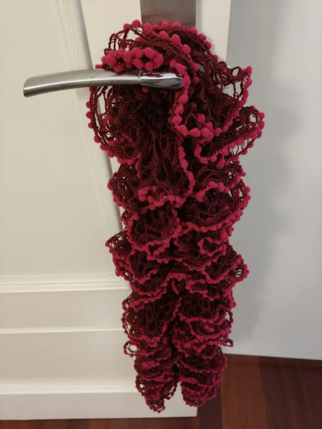 2 Bufandas de punto con pompones, burdeox y azul