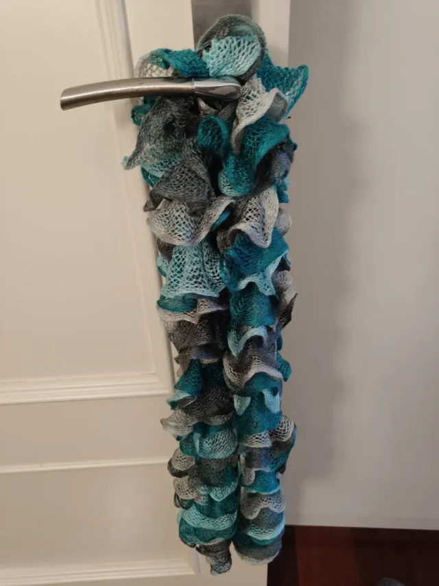 2 Bufandas de punto con pompones, burdeox y azul