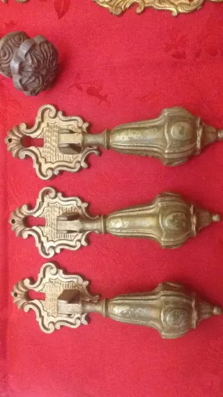 Tiradores de bronce antiguos varios