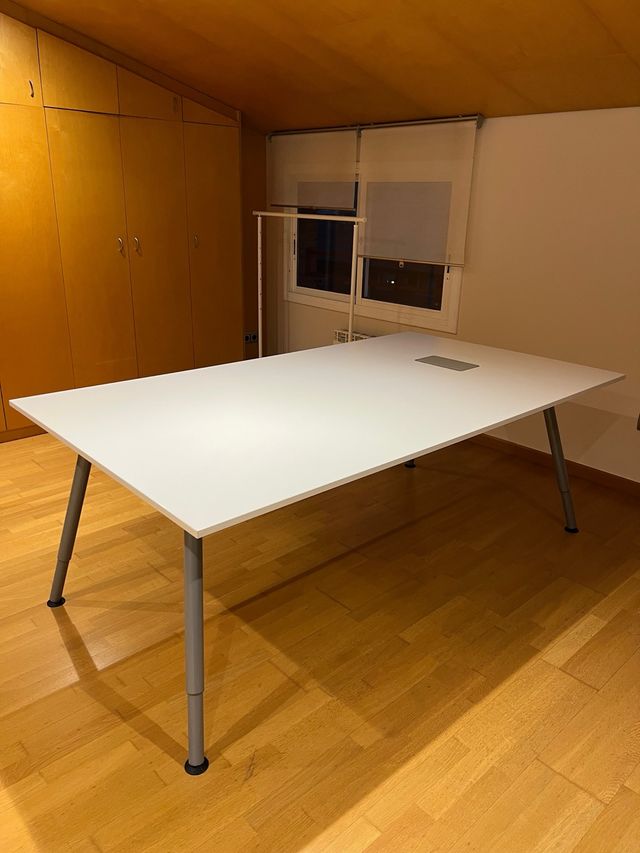 Mesa de oficina blanca y gris