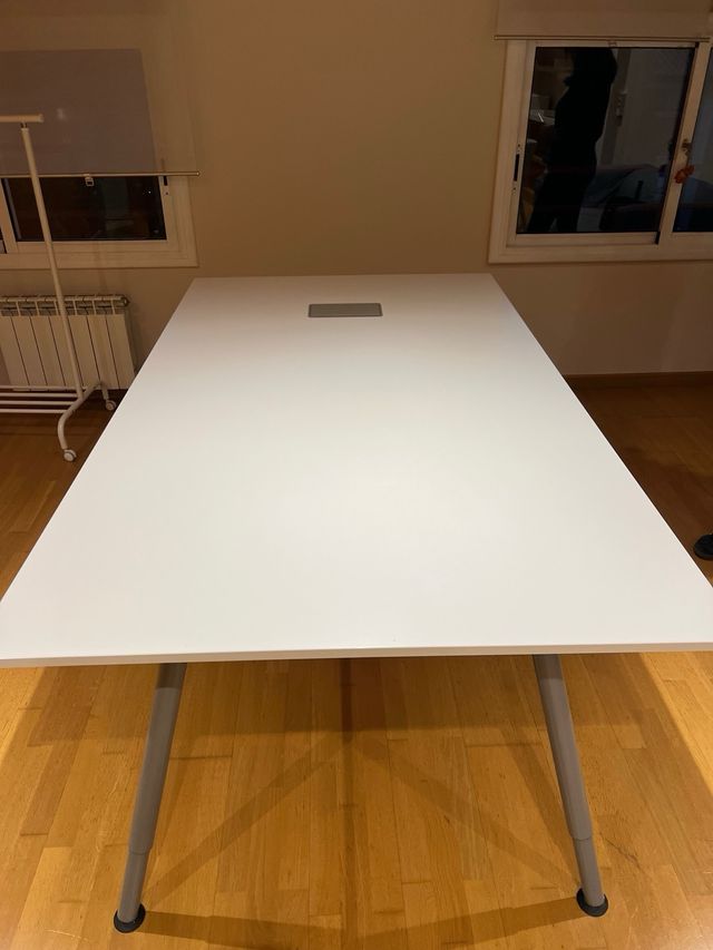 Mesa de oficina blanca y gris