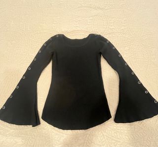 Suéter Negro Manga Campana con Botones