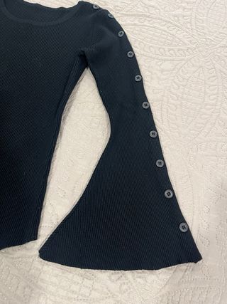 Suéter Negro Manga Campana con Botones