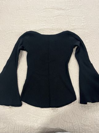 Suéter Negro Manga Campana con Botones