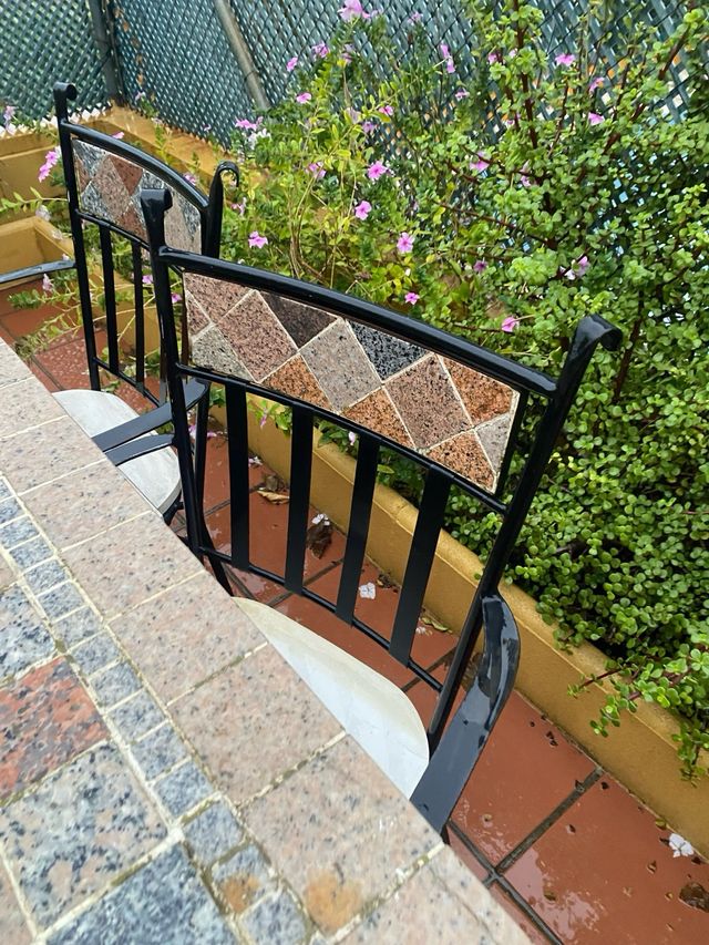 Mesa de jardín grande cerámica y metal + 2 sillas