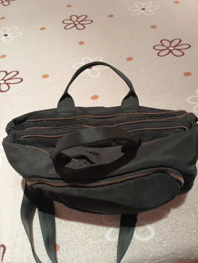 Bolso negro con capacidad para ordenador.