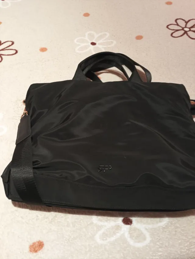 Bolso negro con capacidad para ordenador.