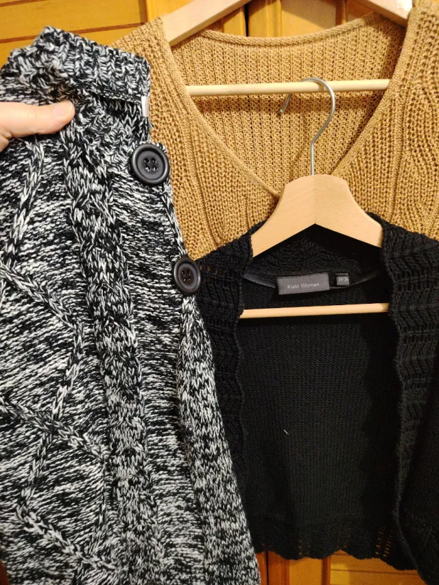 4 Chaqueta beige tejida,negra,y jaspeada y rosa