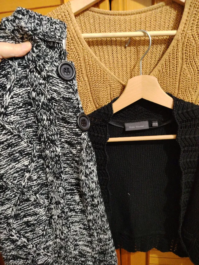 4 Chaqueta beige tejida,negra,y jaspeada y rosa