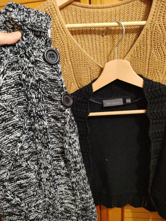 4 Chaqueta beige tejida,negra,y jaspeada y rosa