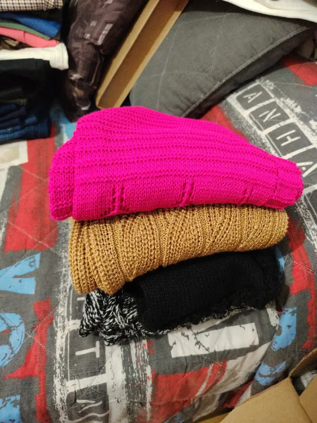 4 Chaqueta beige tejida,negra,y jaspeada y rosa