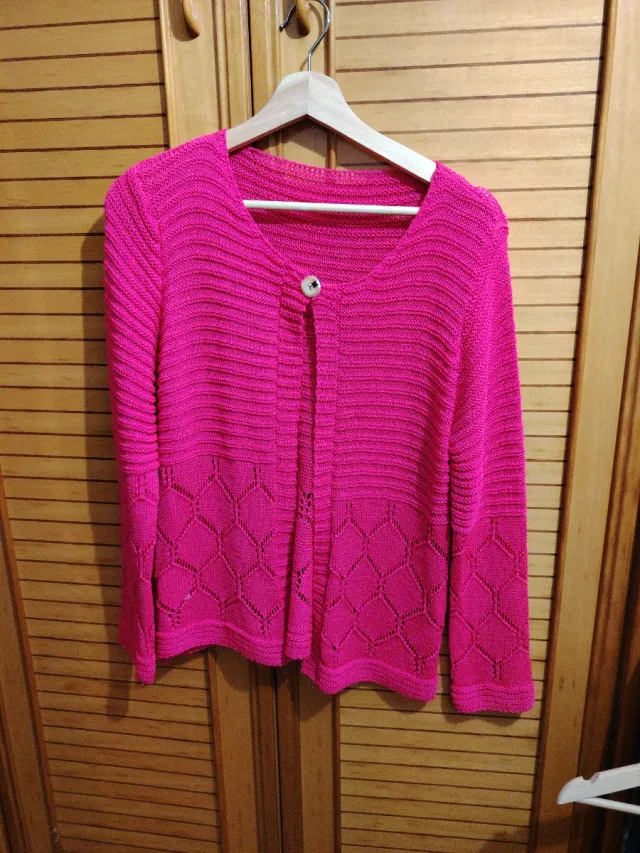 4 Chaqueta beige tejida,negra,y jaspeada y rosa