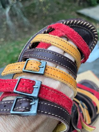 Sandalias Art Piel Marrón y Rojo