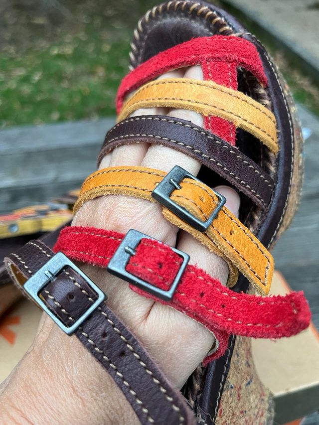 Sandalias Art Piel Marrón y Rojo