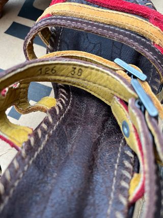 Sandalias Art Piel Marrón y Rojo