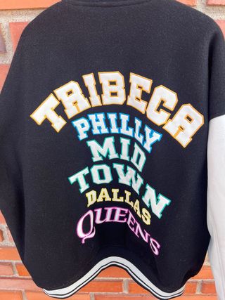 Bomber negra con letras bordadas