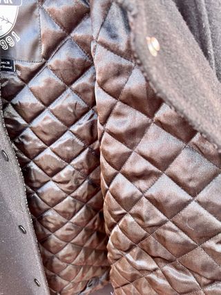 Bomber negra con letras bordadas