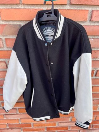 Bomber negra con letras bordadas