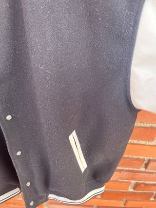 Bomber negra con letras bordadas