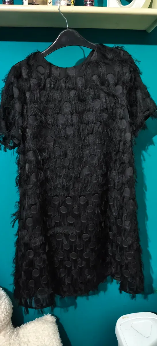 Vestido negro con flecos y círculos