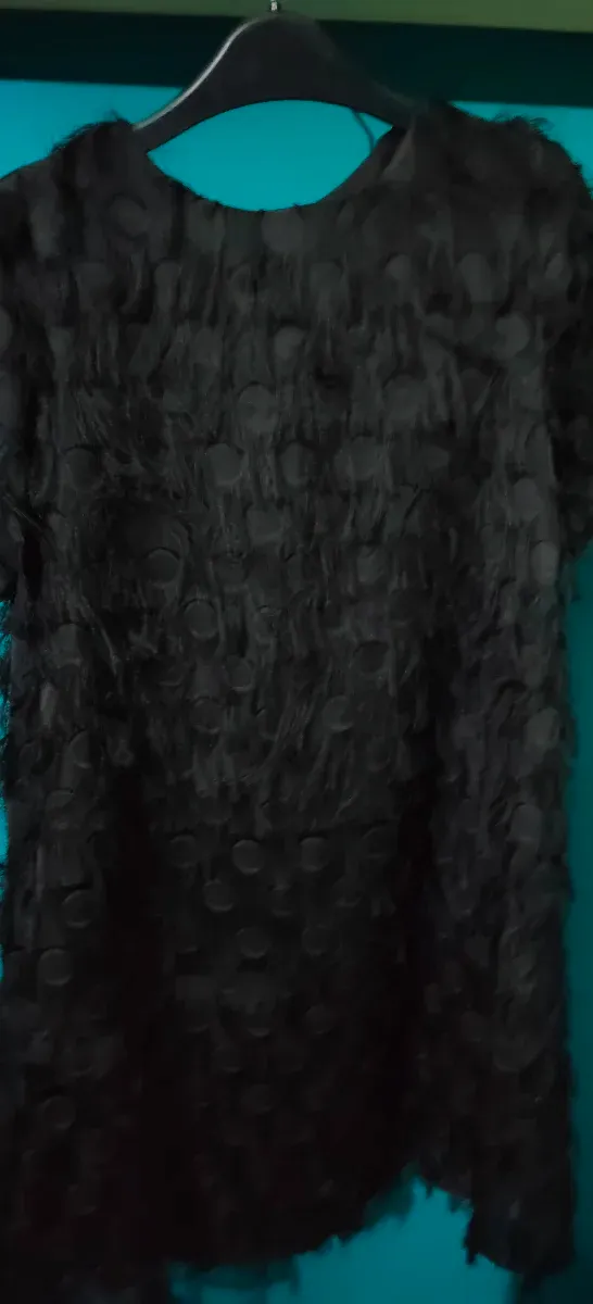 Vestido negro con flecos y círculos