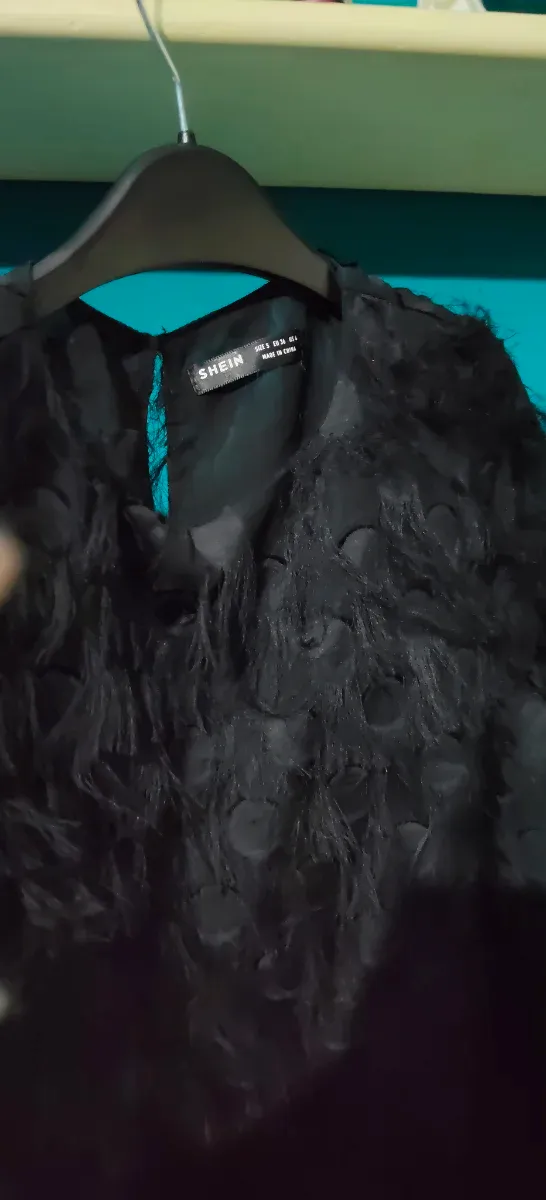 Vestido negro con flecos y círculos