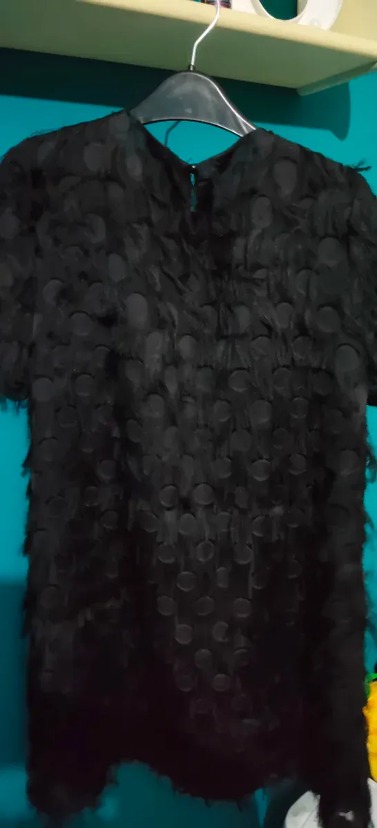 Vestido negro con flecos y círculos