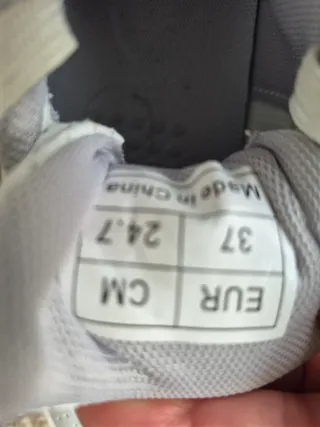 Zapatillas con ruedas blancas y plateadas