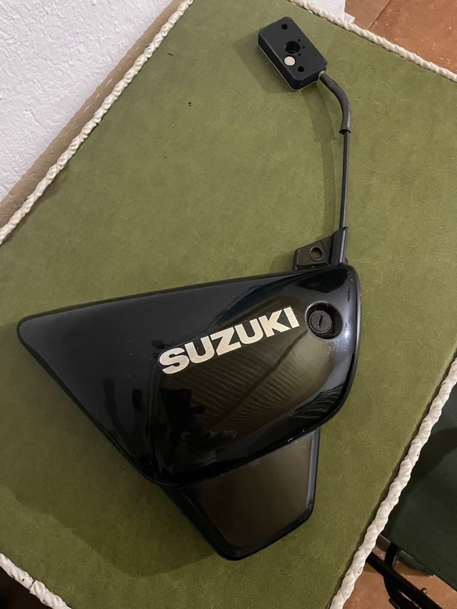 Tapa Lateral Suzuki Negra