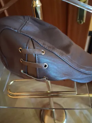 Gorra caballero efecto piel marrón