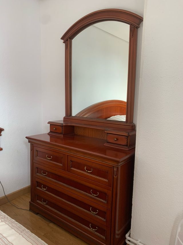 CÓMODA DE MADERA CON ESPEJO