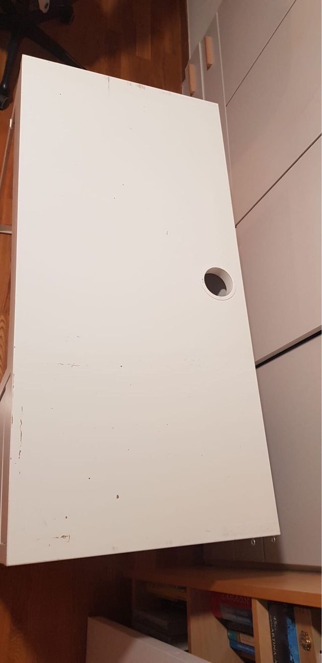 Due scrivanie in legno, metallo e plastica