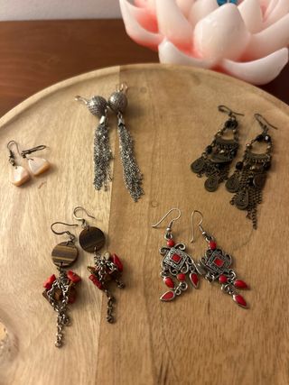 Pendientes plateados con detalles rojos