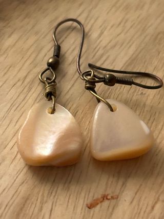 Pendientes plateados con detalles rojos