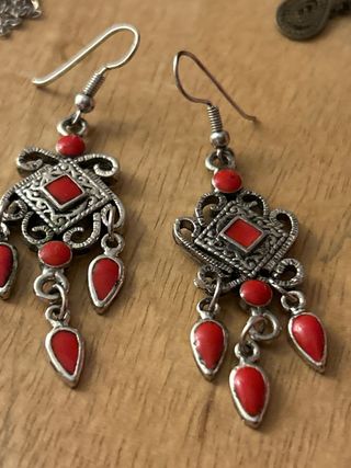 Pendientes plateados con detalles rojos