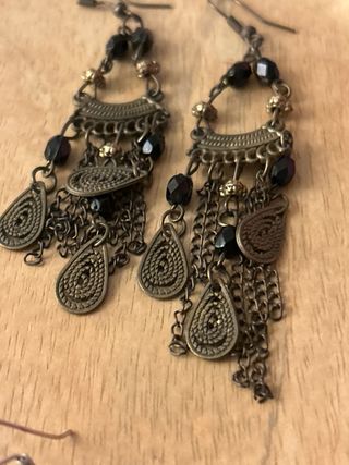 Pendientes plateados con detalles rojos