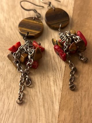 Pendientes plateados con detalles rojos