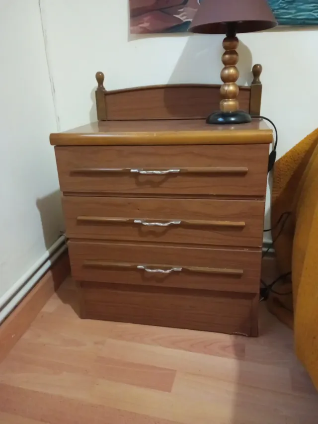 Mesita de noche de madera.      Pontevedra.