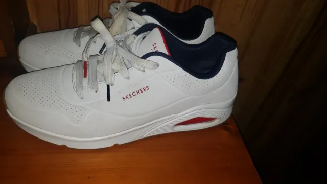 Zapatillas Skechers Blancas y Rojas