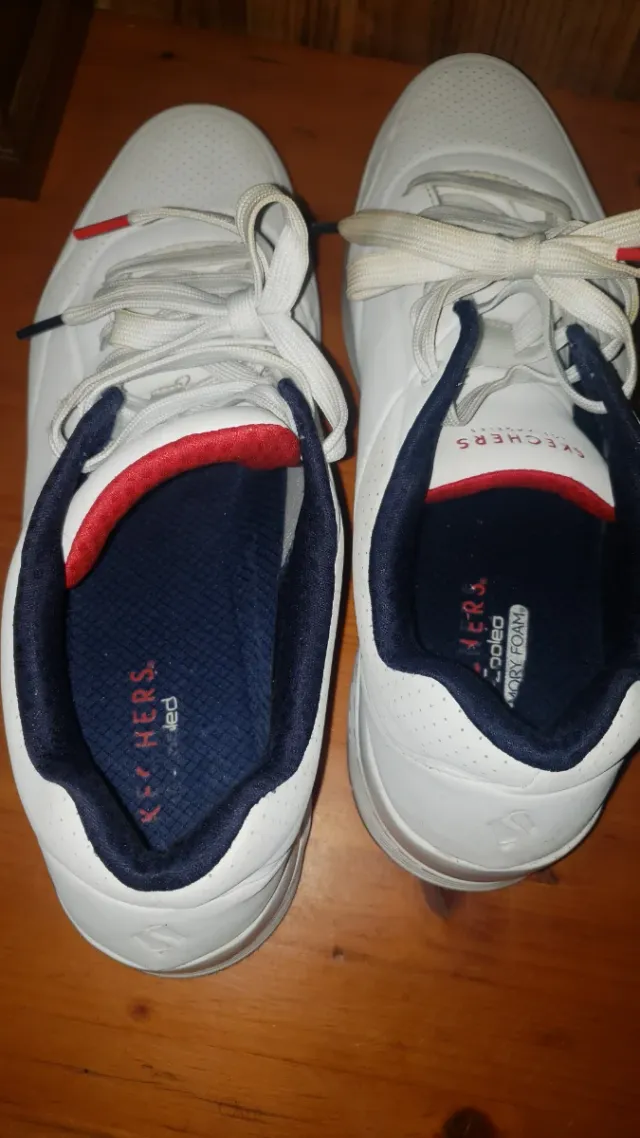 Zapatillas Skechers Blancas y Rojas