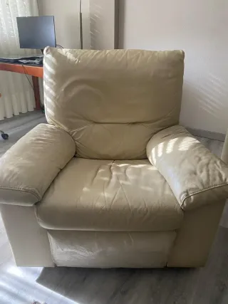 Sillón de cuero beige reclinable