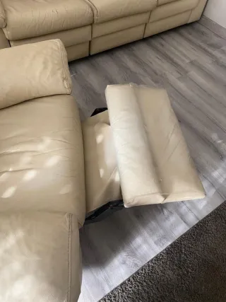 Sillón de cuero beige reclinable