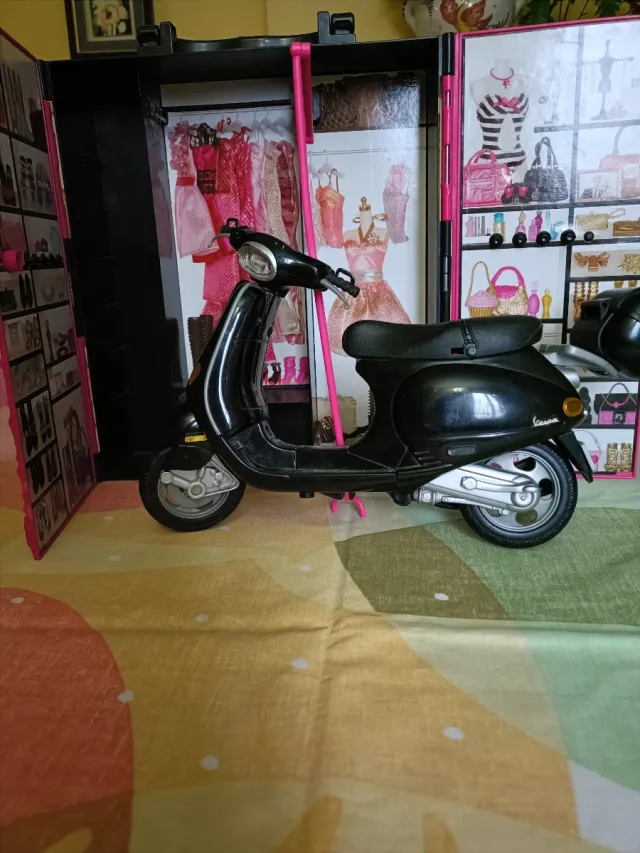 Armario y Vespa Barbie Años 80