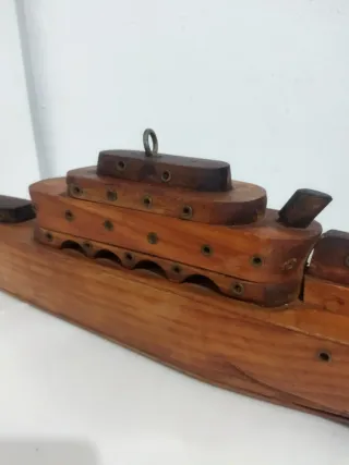 Barco de madera decorativo