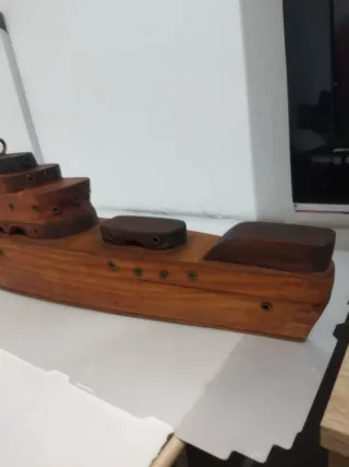 Barco de madera decorativo