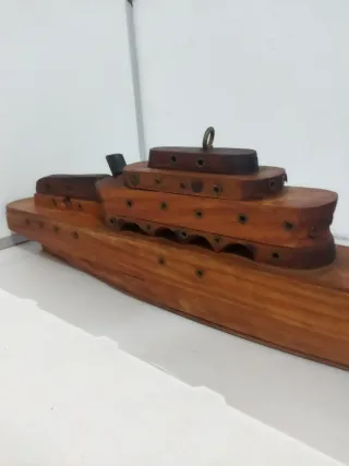 Barco de madera decorativo