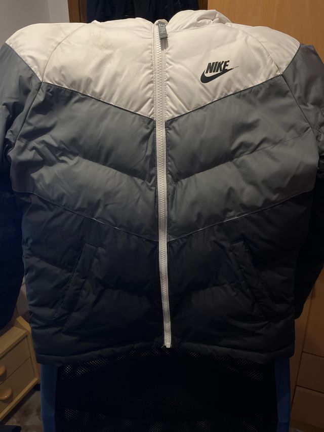 Abrigo Nike gris y blanco
