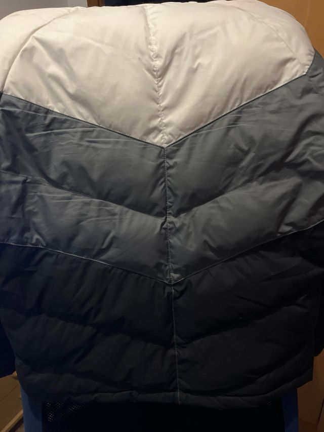 Abrigo Nike gris y blanco