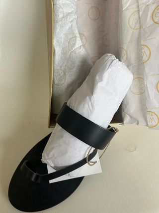 SIN ESTRENAR. Sandalias negras piel mujer